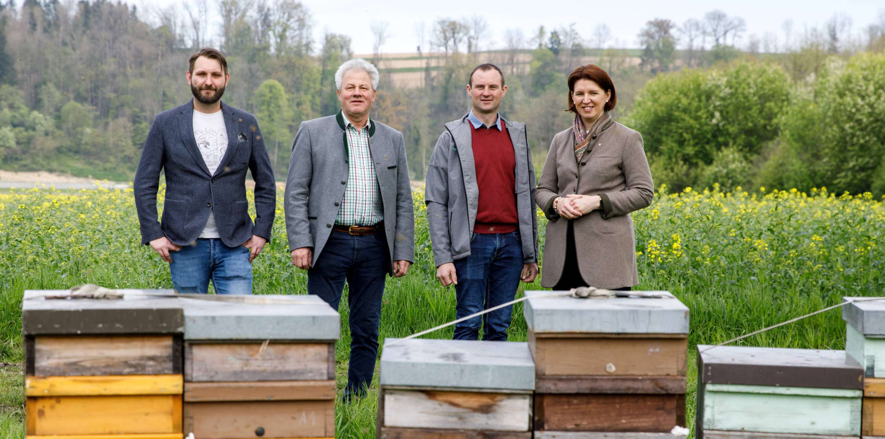 Imker Fabian Mayr, LK-Vizepräsident Karl Grabmayr, Landwirt Franz Lettner und Agrarlandesrätin Michaela Langer-Weninger