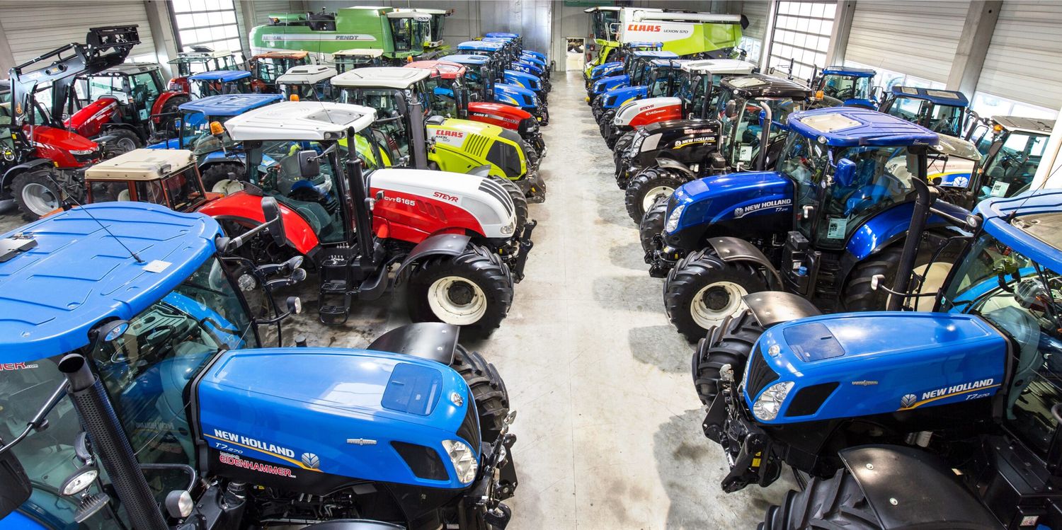 Allerhand Landtechnik wird auf dem Markt präsentiert.