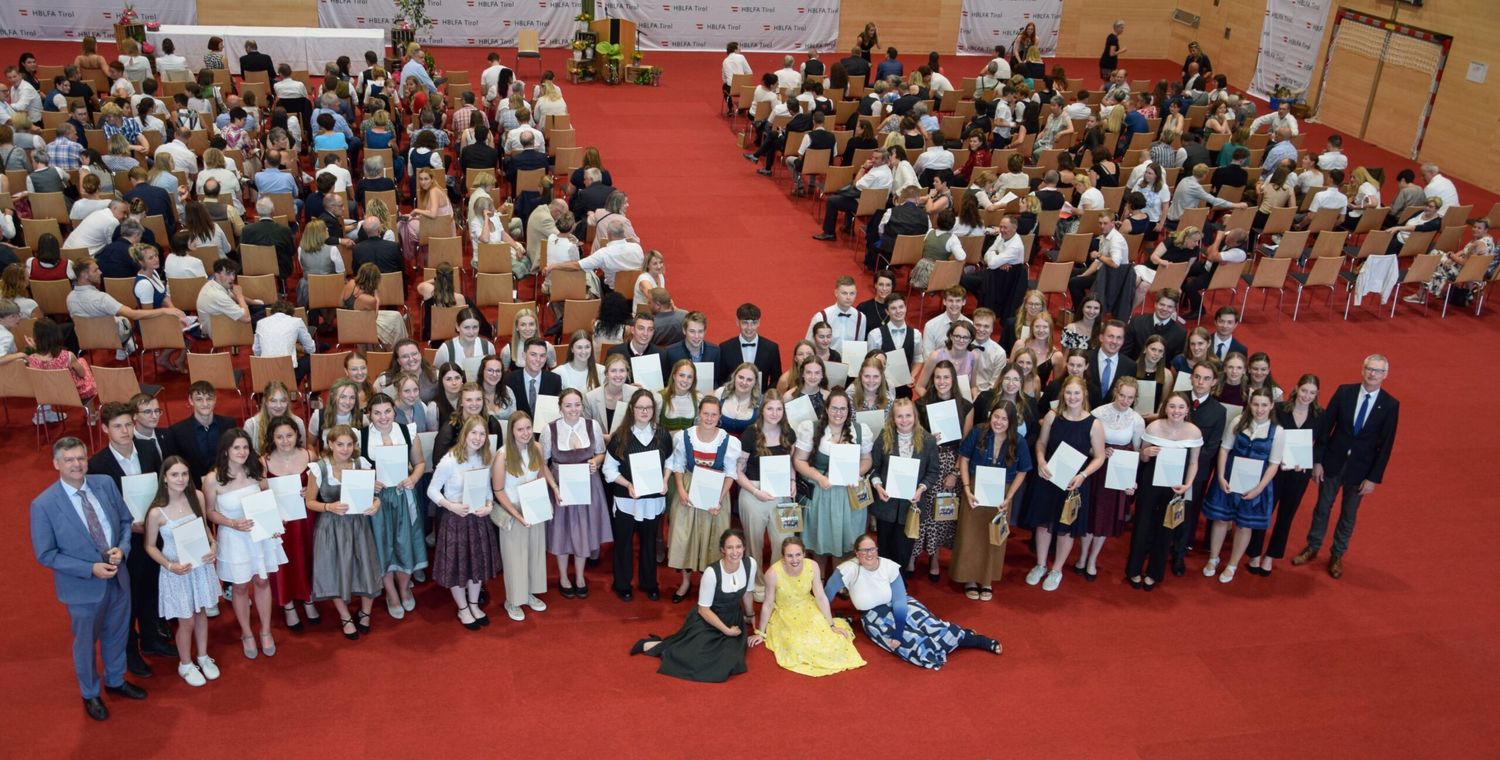 Maturafeier kürzlich an der HBLFA Tirol: Die Maturantinnen und Maturanten freuen sich über ihr Zeugnis. Univ.-Prof. Dr. Hubert Huppertz (r.), HR Dir. Mag. Ronald Zecha sowie die Jahrgangsvorstände (1. Reihe) gratulierten.