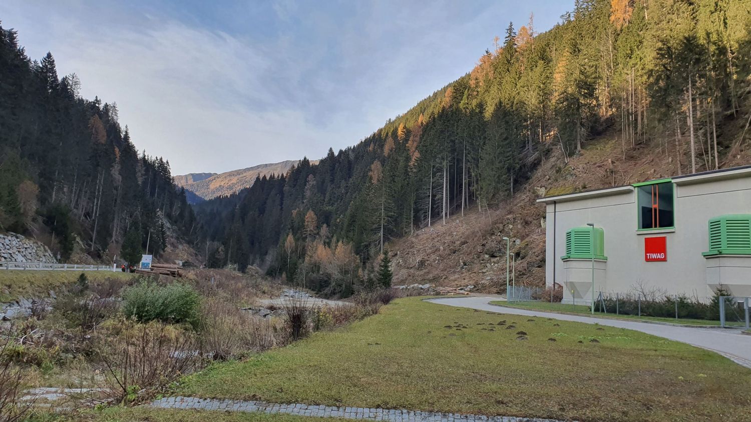 Beim TIWAG-Krafthaus am Schluchtausgang entsteht eine Geschiebesperre, die 50.000 Kubikmeter Material aus dem Villgratenbach zurückhalten kann.