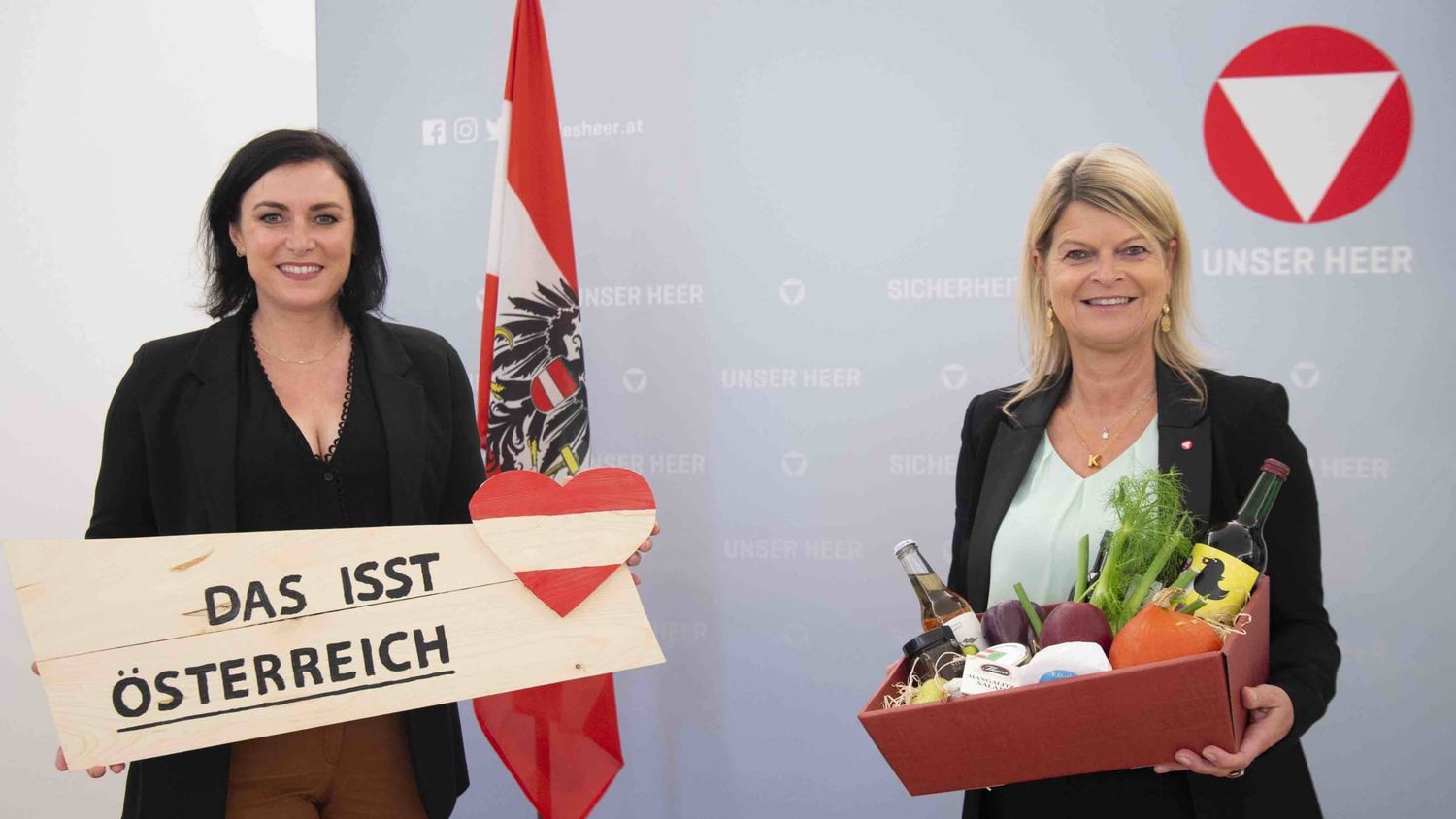 Die Ministerinnen Elisabeth Köstinger und Klaudia Tanner präsentieren die Initiative