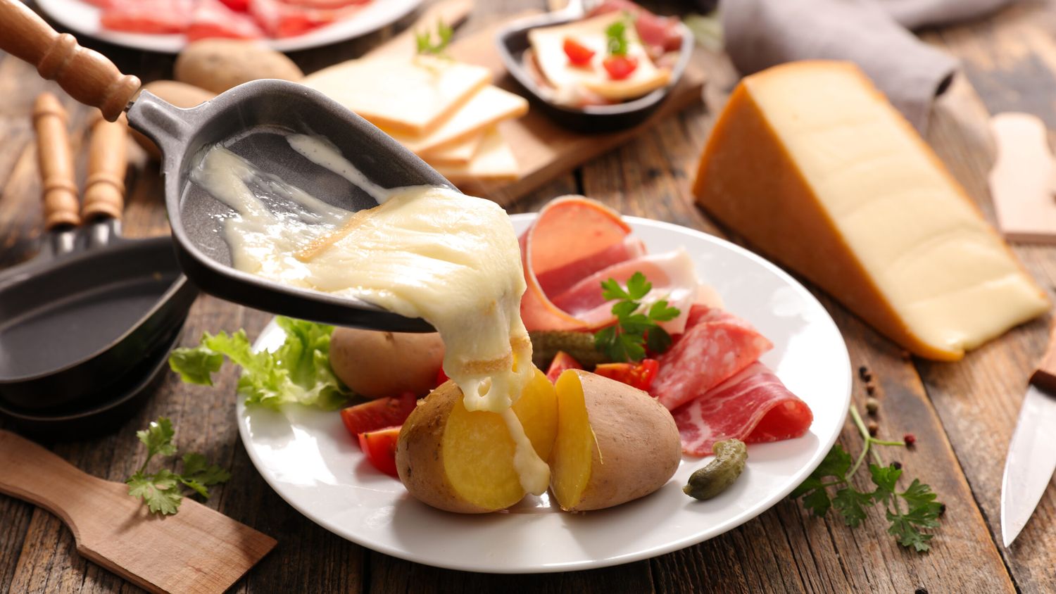 Raclette ist ein besonders beliebtes Festtagsessen – aber auch berüchtigt für seine vielen Reste. Gut verarbeiten lassen sich diese aber zum Beispiel zu einem Erdäpfelauflauf.