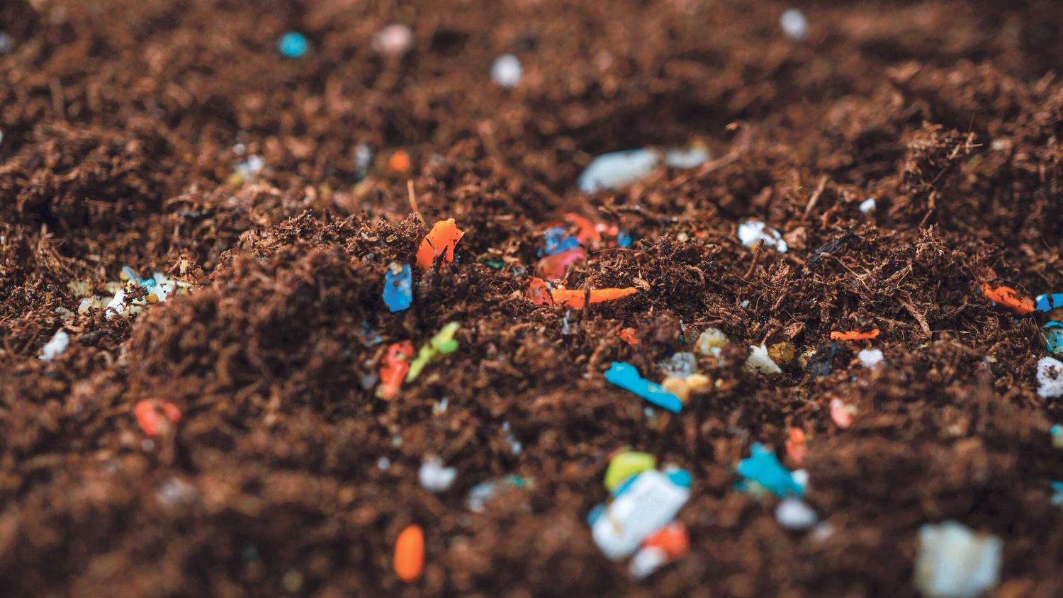 Mit der Zeit wird auch größeres Plastik im Boden zu Mikroplastik.