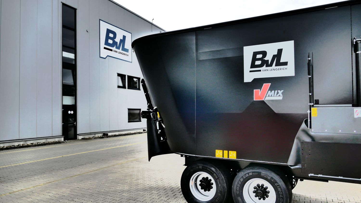 Zum 160-jährigen Jubiläum ist der BvL-Futtermischwagen schwarz.