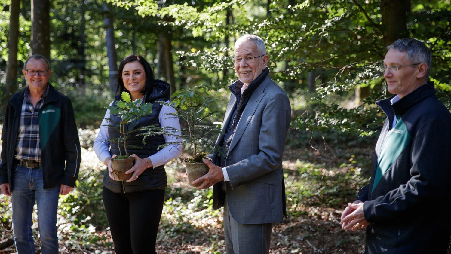 ÖBf-Vorstand Rudolf Freidhager, Bundesministerin Elisabeth Köstinger, Bundespräsident Alexander Van der Bellen, ÖBf-Vorstand Georg Schöppl zu Besuch im Wald der Zukunft FOTO: Peter Lechner