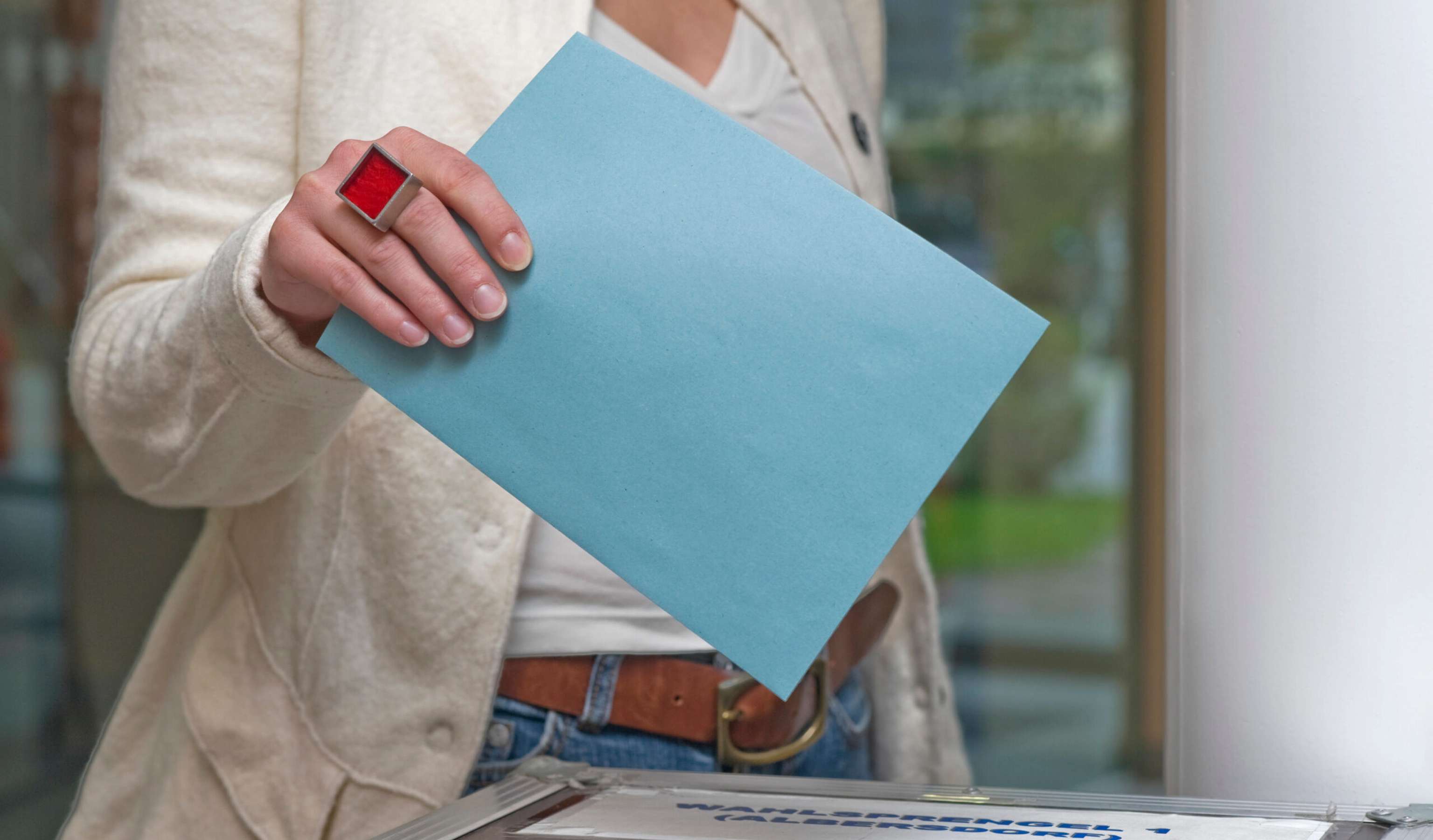 Frau bei Stimmabgabe