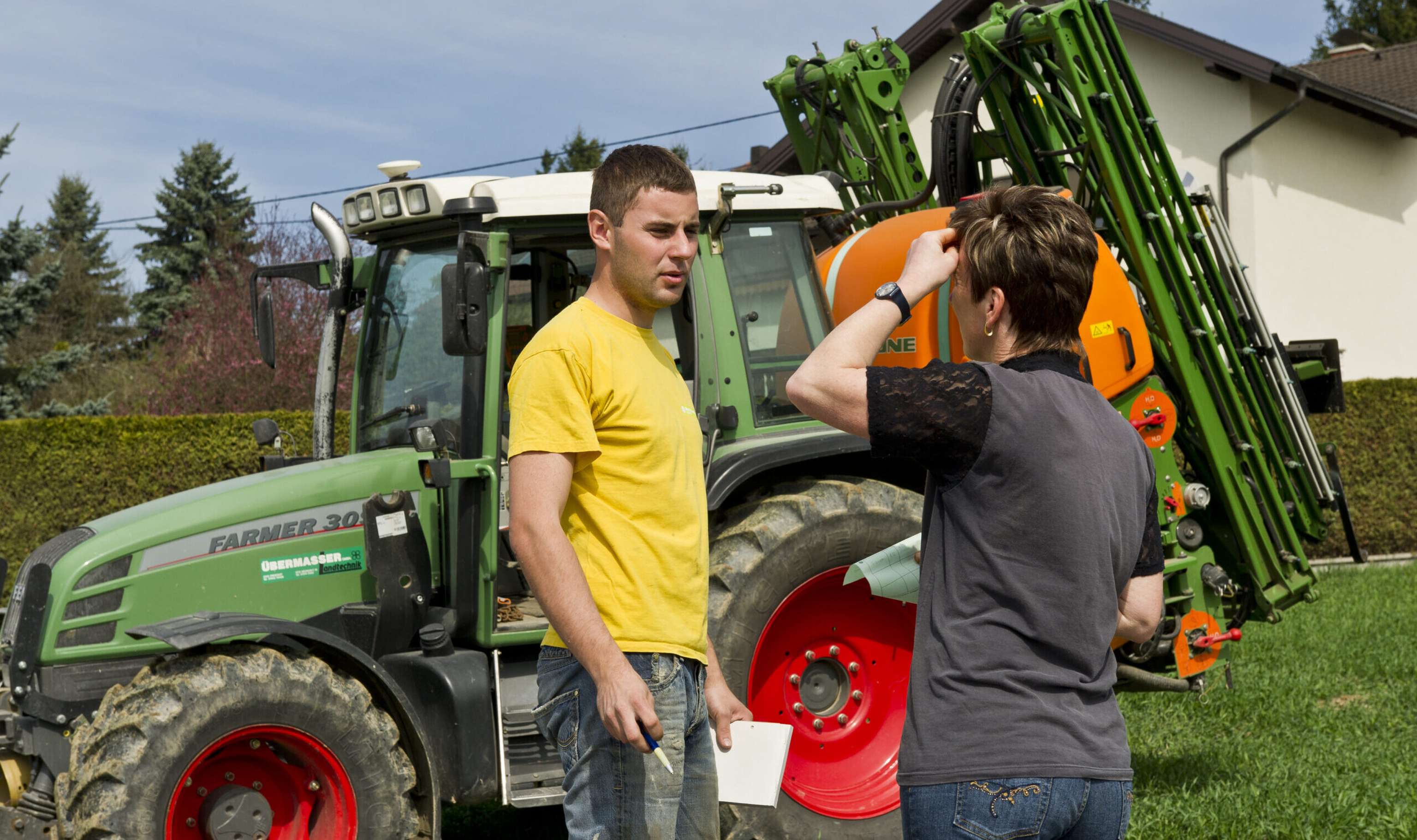 Gespräch vor Feldspritze