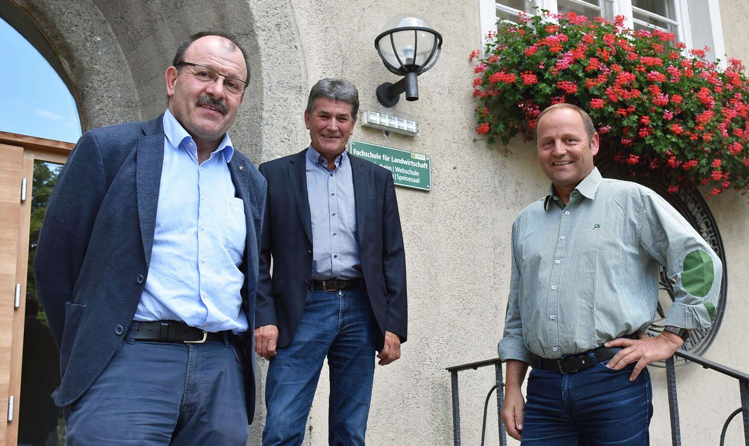 Im Rahmen eines persönlichen Besuchs bedankte sich LHStv. Josef Geisler gemeinsam mit Stephan Prantauer (li.) von der Abteilung Landwirtschaftliches Schulwesen bei dem mit 1. September in den Vorruhestand getretenen Direktor der LLA Imst, Josef Gstrein, für seinen langjährigen Einsatz.