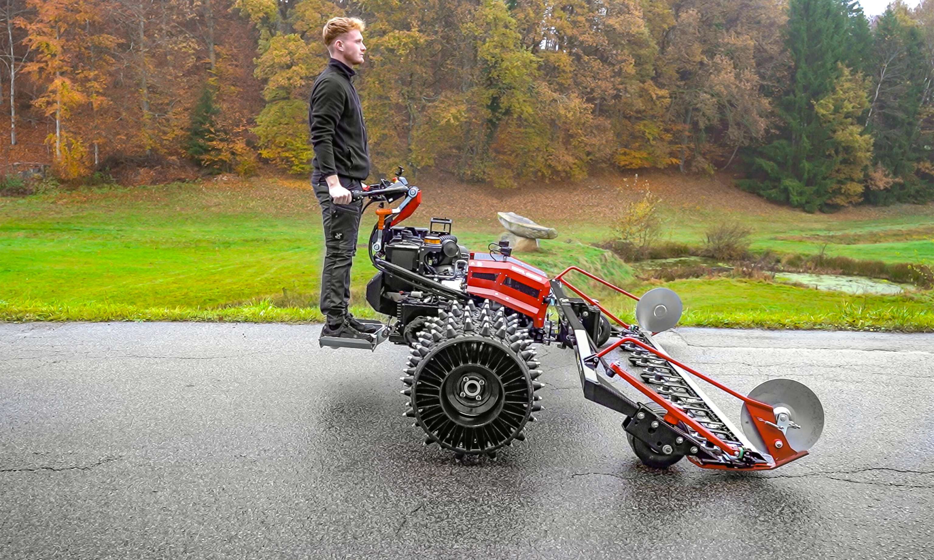 Mit heruntergeklapptem Trittbrett ist auch das Mitfahren möglich.