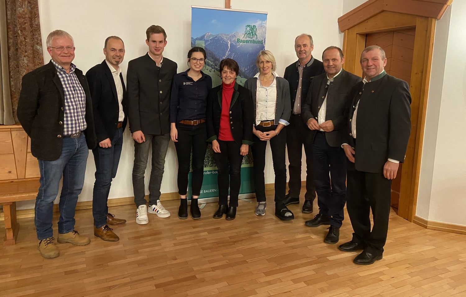 Bauernbunddirektor-Stv. Martin Klingler, LK-Präsident NR Josef Hechenberger, JB/LJ-Bezirks-obmann Christoph Pirnbacher, JB/LJ-Bezirksgeschäftsführerin Marina Staffner, Landesbäuerin LK-Vizepräsidentin Helga Brunschmid, Bezirksbäuerin Maria Pirnbacher, Bezirkskammerobmann Josef Fuchs, Bauernbundobmann LHStv. Josef Geisler und Bezirksbauernobmann Landtagsabgeordneter Josef Edenhauser