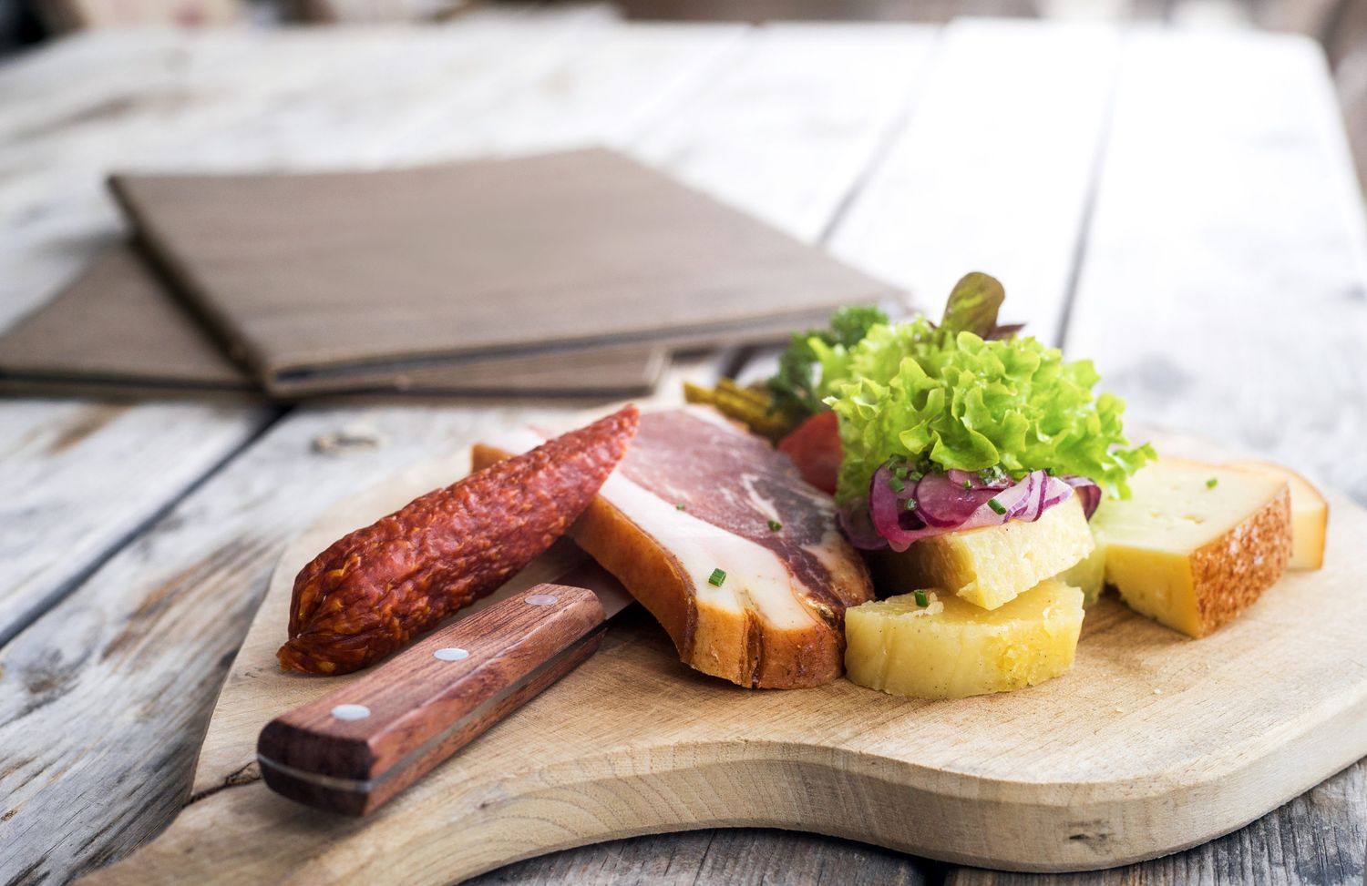 Südtiroler Brotzeit Mit Kaminwurz Käse Und Speck
