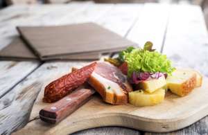 Südtiroler Brotzeit Mit Kaminwurz Käse Und Speck
