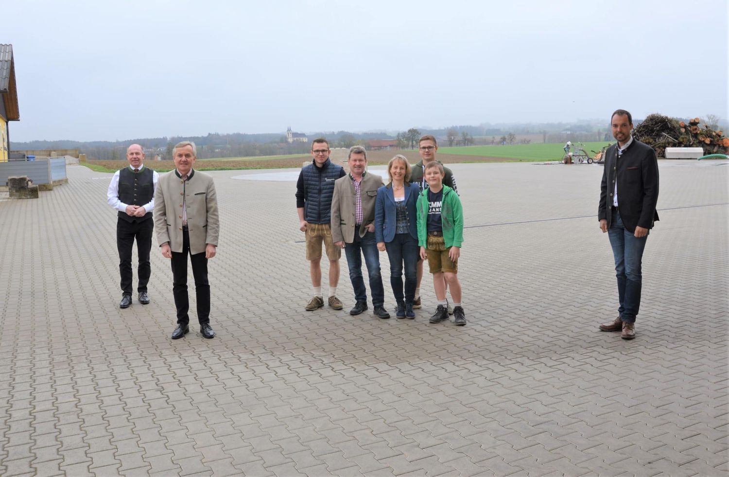Von links: Max Hiegelsberger, Gerhard Huber (Bürgermeister Sattledt), Familie Wimmer, Klaus Lindinger.