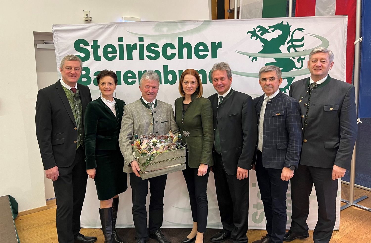 V. l.: Bauernbund-Direktor Franz Tonner, Vizepräsidentin Maria Pein, der scheidende VP-Agrarsprecher im Landtag Hubert Lang, Landesrätin Simone Schmiedtbauer, BB-Landesobmann Franz Titschenbacher, LAbg. Franz Fartek und LAK-Präsident Eduard Zentner.