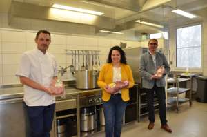 Landesbäuerin Johanna Haider und LK-Präsident Franz Waldenberger beim Besuch des Seminarhauses der Landwirtschaftskammer mit Küchenchef Kristian Barac (l.)
