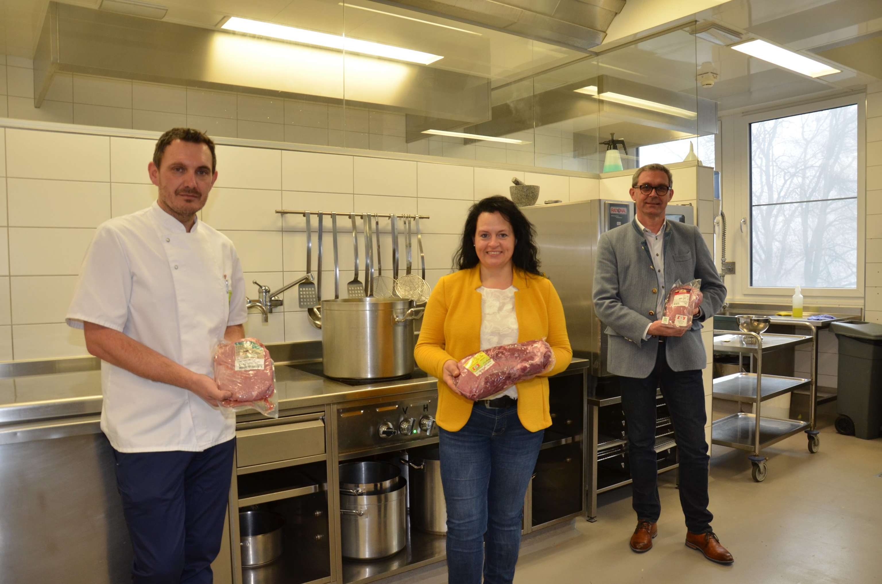 Landesbäuerin Johanna Haider und LK-Präsident Franz Waldenberger beim Besuch des Seminarhauses der Landwirtschaftskammer mit Küchenchef Kristian Barac (l.)