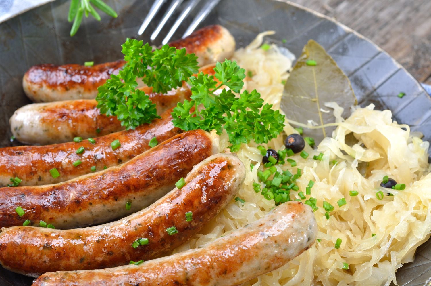 Die typischen Bratwürstel sind dünn und in Schaf- oder Schweinedarm gefüllt.