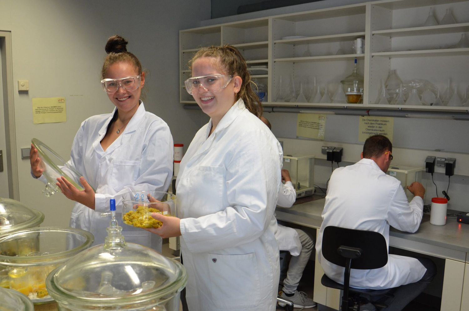 Das von den beiden Studierenden Viktoria Kaser und Sigrid Ihninger erzeugte Insektenfett kann als Tierfutter, als Düngemittel oder in der Pharmaindustrie eingesetzt werden.