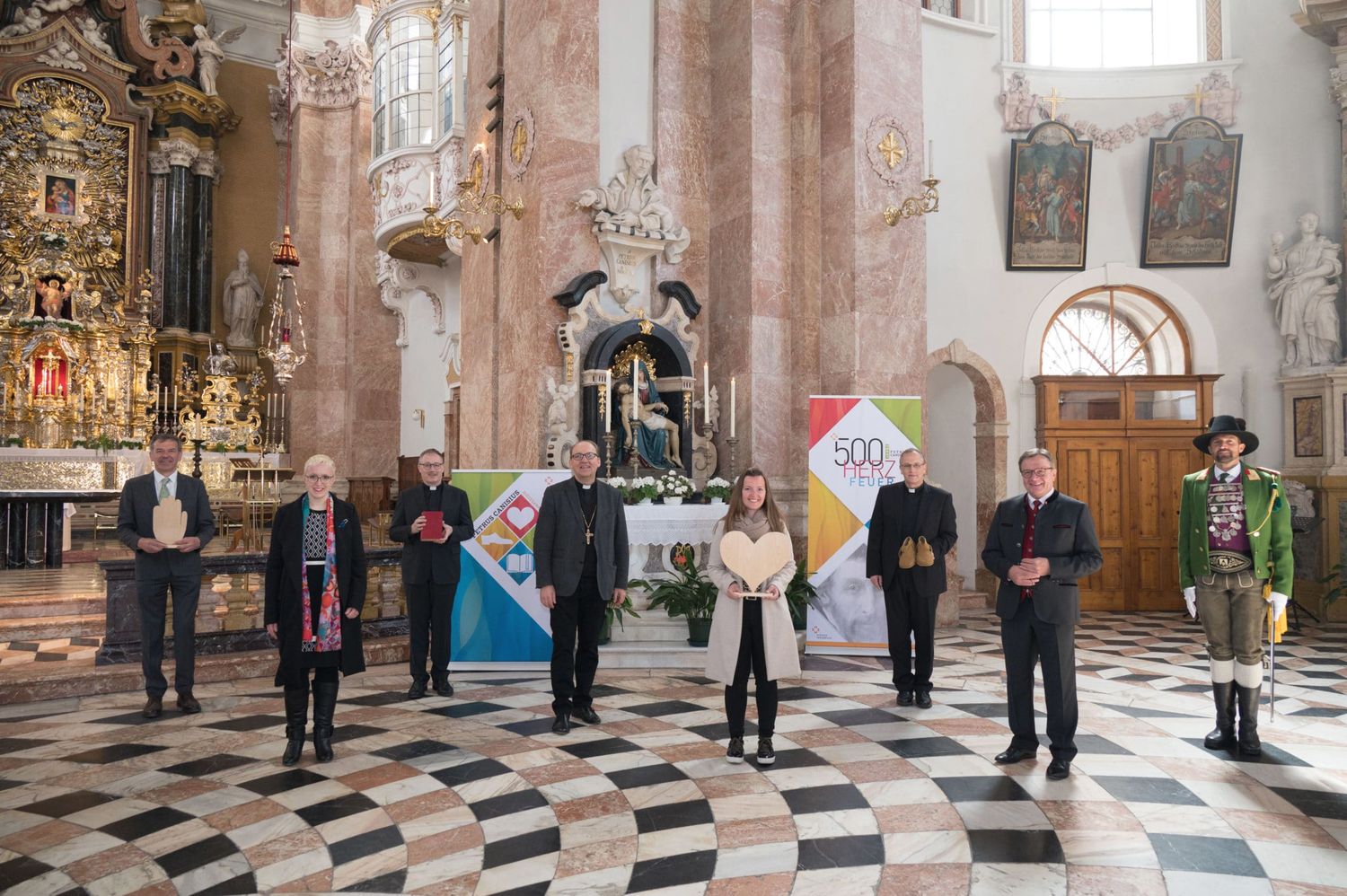 Bischof Hermann Glettler und LH Günther Platter sowie weitere geistliche und weltliche Prominenz mit den Symbolen des Petrus-Canisius-Jahres – Herz, Hand, Schuhe und Buch