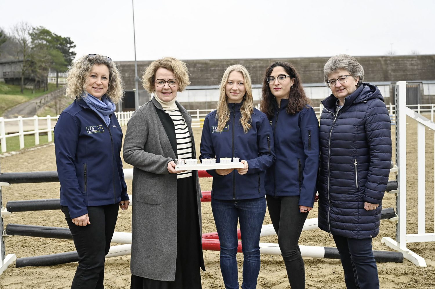 Landesrätin Christiane Teschl-Hofmeister mit Lehrkräften und Schülern der Landwirtschaftlichen Fachschule Tullnerbach