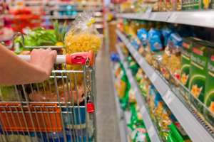 Frau Mit Einkaufswagen Im Supermarkt