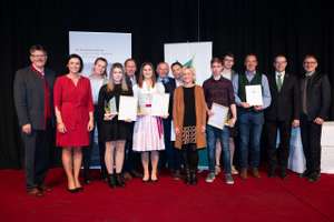 Oberösterreichs Top-Lehrlinge Carmen Habringer, Lena Berer, Agnes Aigner, David Dißlbacher und Florian Hofer (mit Urkunden, v.l.) mit den Ehrengästen