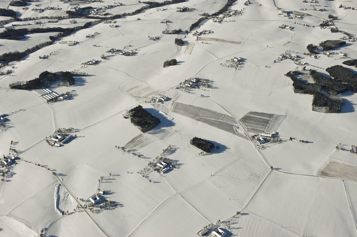 Die von oben betrachtete winterliche Ruhe im Alpenvorland kann durch anstehende Entscheidungen rasch getrübt werden.