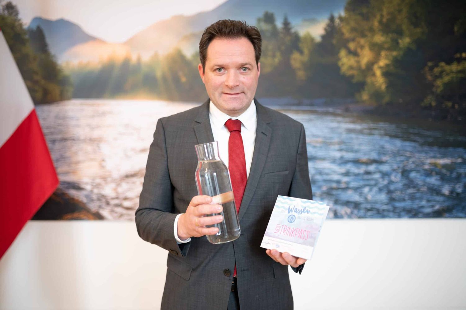 Minister Norbert Norbert Totschnig mit dem Trinkpass