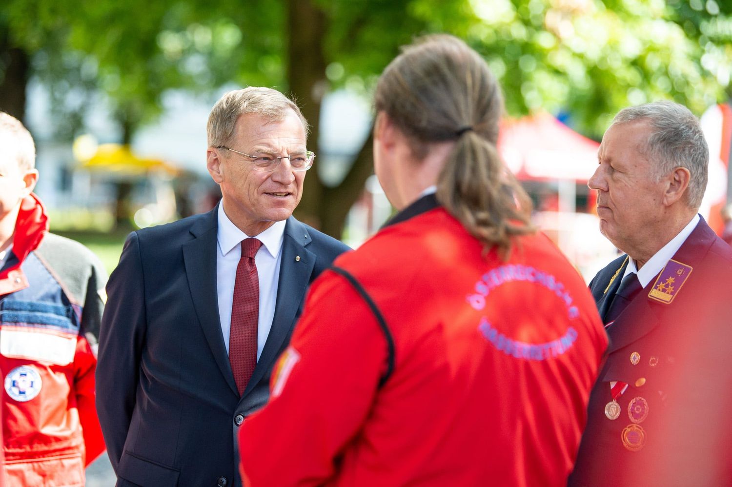 Thomas Stelzer bedankte sich bei den Ehrenamtlichen und nahm sich für persönliche Gespräche Zeit.