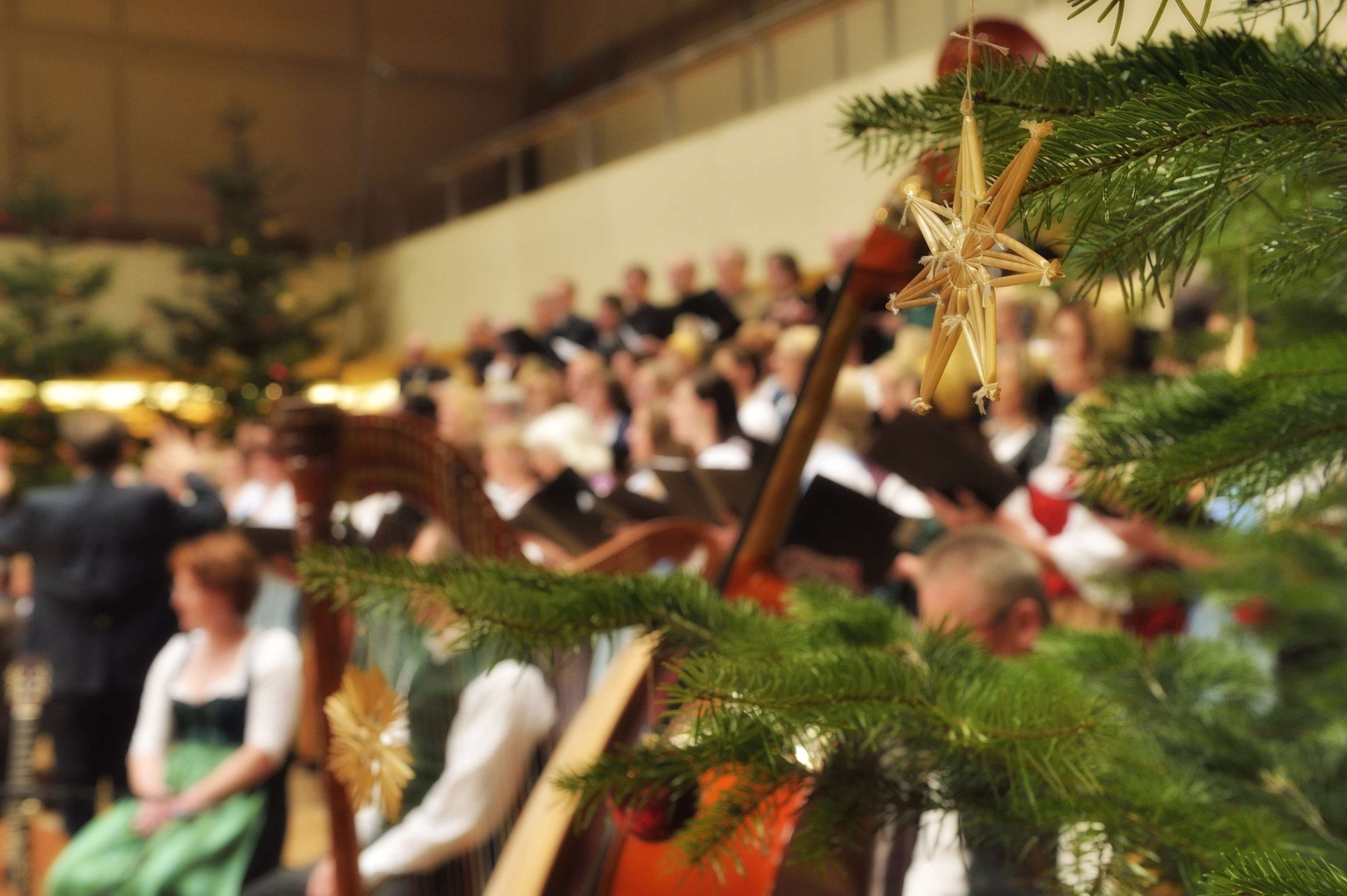 Adventsingen_EinblickSchmuck-c-Erich-Marschik-scaled.jpg
