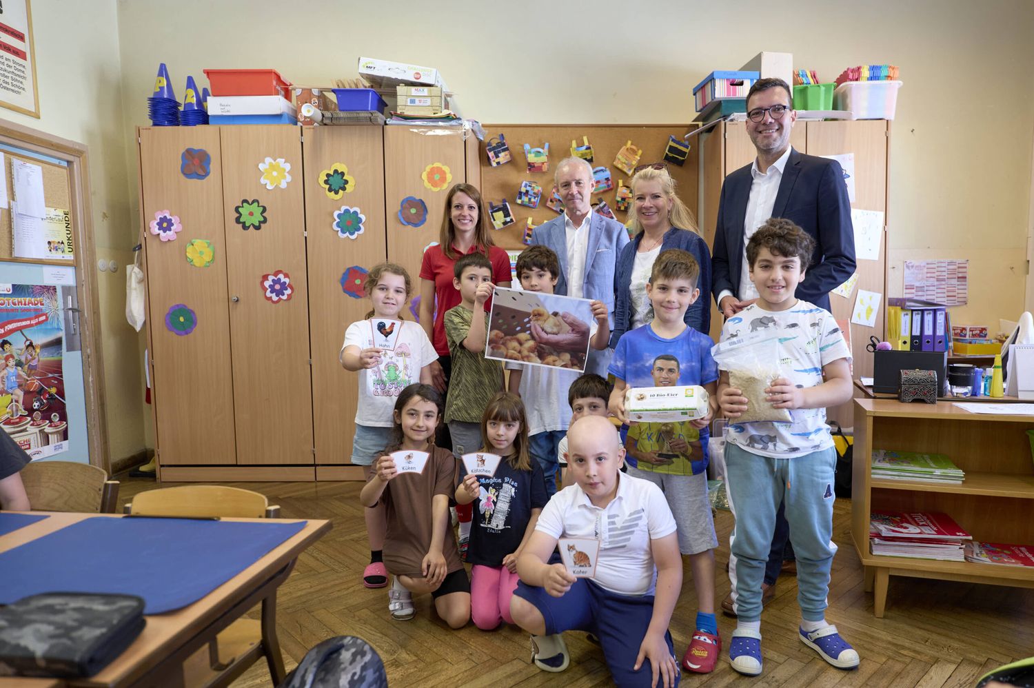 Robert Fitzthum, Irene Neumann-Hartberger und Heinrich Himmer mit Schülern der Volksschule Löwenschule.