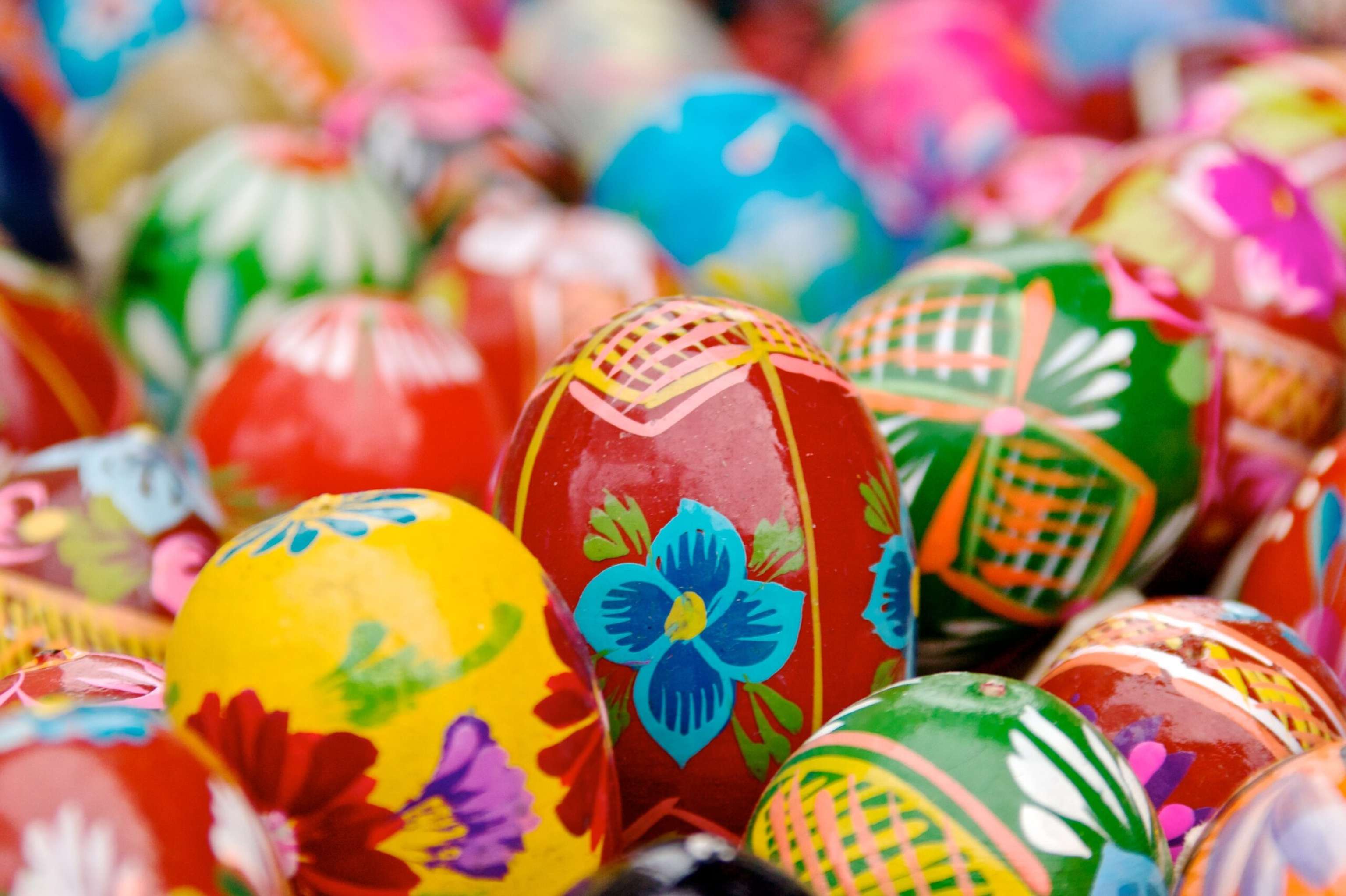 Bunte handbemalte Ostereier