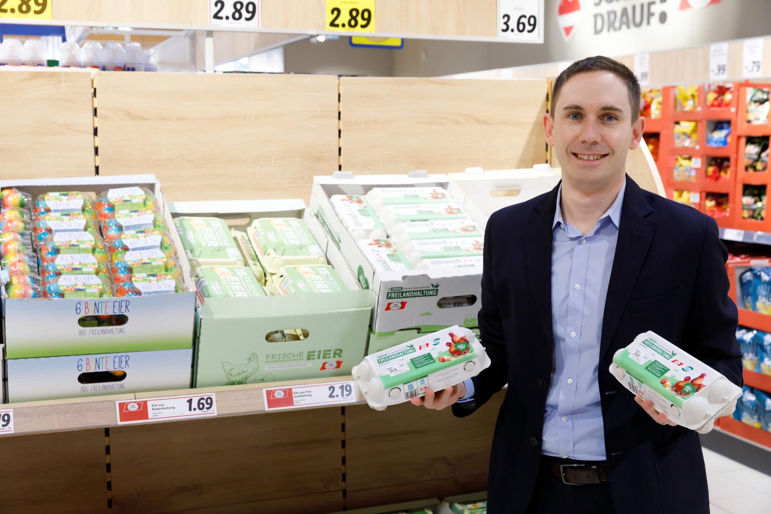 Alessandro Wolf, Vorsitzender der Geschäftsleitung bei Lidl Österreich, präsentiert die neuen „Tierwohl-Freilandeier“ aus Österreich.
FOTO: Adobe Stock/Lidl Österreich