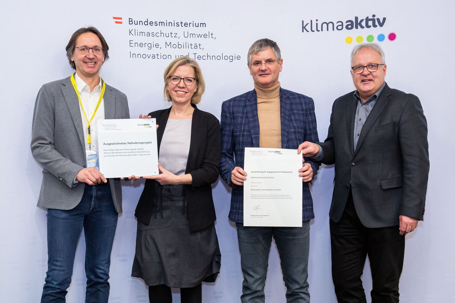 Bei der Verleihung in Graz (v.l.) Planer DI Ewald Jaunegg, Klimaschutzministerin Leonore Gewessler, Geschäftsführer Ing. Klaus Flörl und Obmann Hermann (beide Bioenergie Tirol)