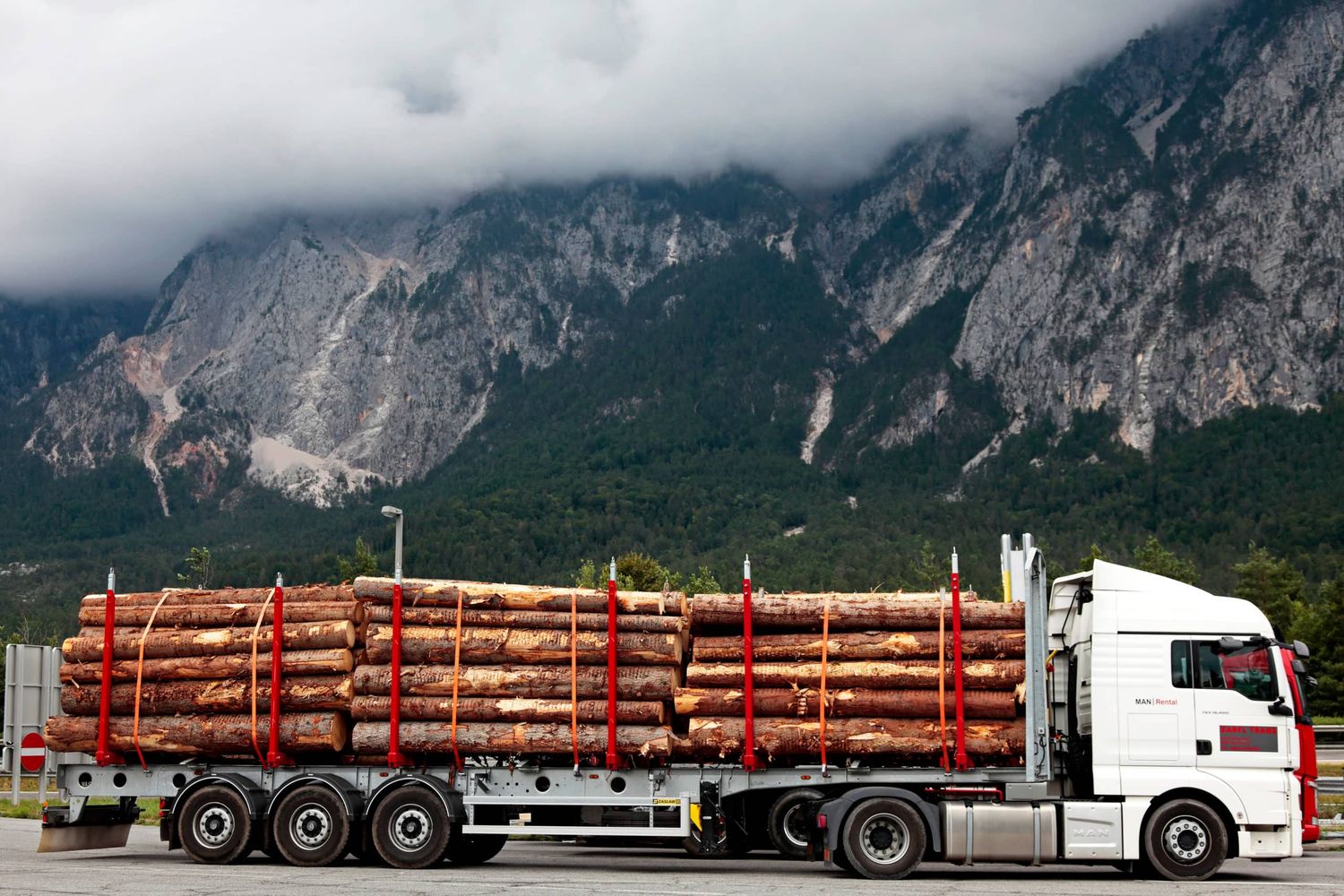 Global stellt die Rückverfolgbarkeit von Holz immer wieder ein Problem dar. Heimische Holzunternehmen setzen mittlerweile auf GPS.