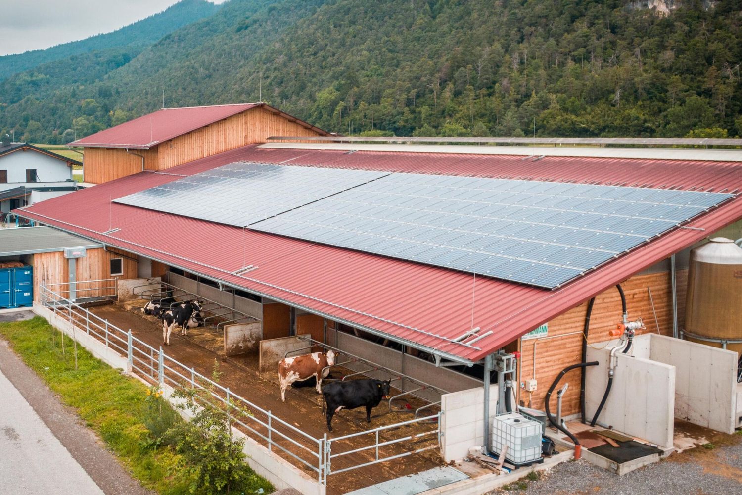 Auf Tirols Stalldächern wird mit Unterstützung des Landes und des Landeskulturfonds vermehrt Sonnenstrom produziert.