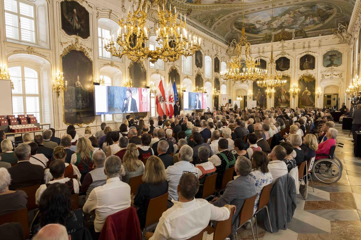 Im Riesensaal der Innsbrucker Hofburg zeichneten Tirol und Südtirol BürgerInnen mit besonderen Verdiensten aus.