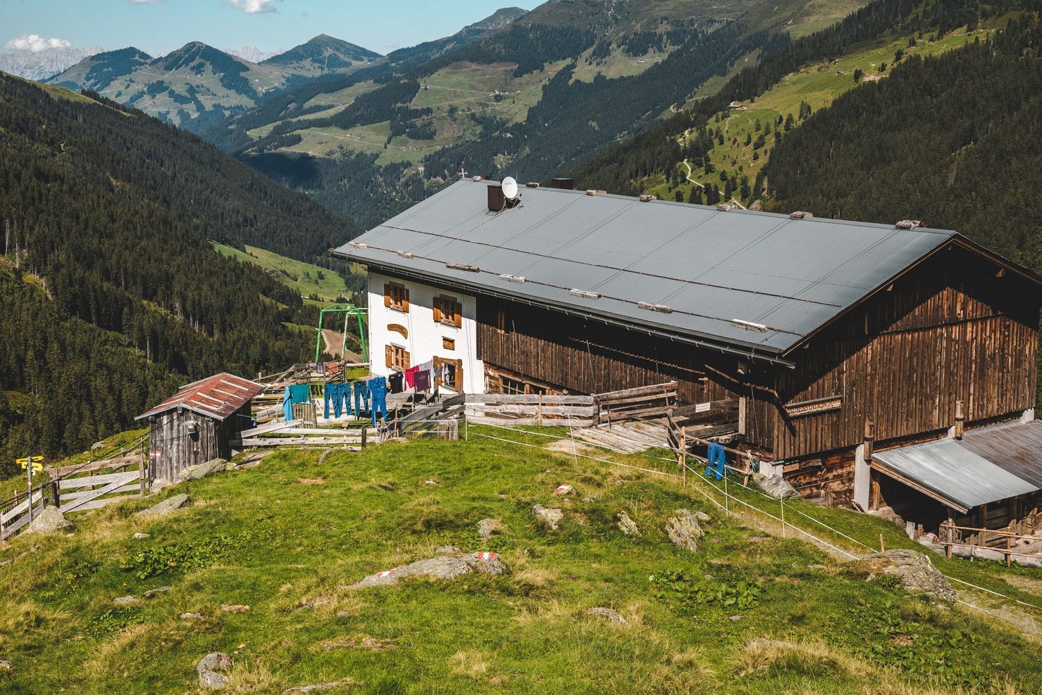 Die Rotwandalm mit der herrlichen Aussicht auf das Windautal