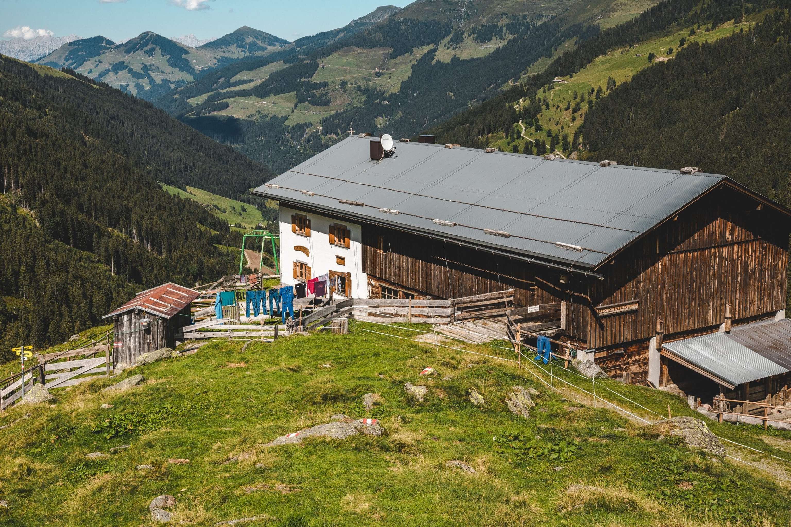Die Rotwandalm mit der herrlichen Aussicht auf das Windautal