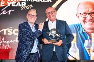 Chairman Tim Atkin Und Hans Tschida Auf Der Iwc Buehne
