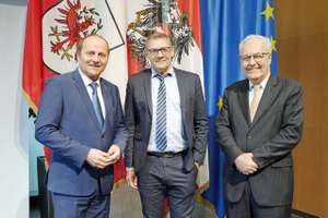 LH-Stv. Josef Geisler, Robert Rebitsch vom Institut für Geschichtswissenschaften und Europäische Ethnologie (Universität Innsbruck) sowie Landesarchivdirektor Christoph Haidacher.