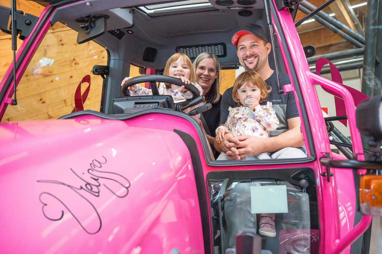 Familie Schlunegger freut sich über den neuen pinken Lintrac 80.