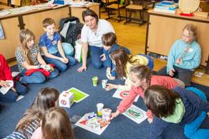 Schulkinder mit Seminarbäuerin