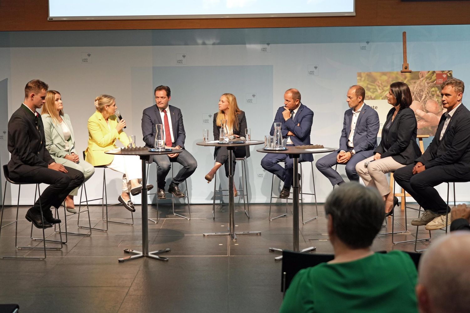 Über Zusammenarbeit und Entwicklungsstrategien diskutierten Jungbauernobmann Christoph Pirnbacher, die GF von Spar Tirol und Salzburg Patricia Septevac, Touristikerin und WK-Vizepräsidentin Martina Entner, Bundesminister Norbert Totschnig, Moderatorin Lea Singer, LH-Stv. Josef Geisler, LK-Präsident Josef Hechenberger, WK-Präsidentin Barbara Thaler und GF Bioalpin Björn Rasmus.
