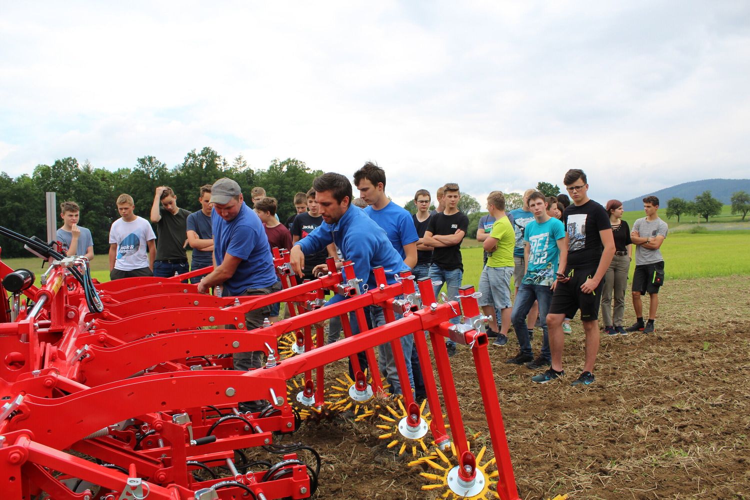 Auszubildende der Bioschule Schlägl beim Hackversuch im Bio-Maisanbau