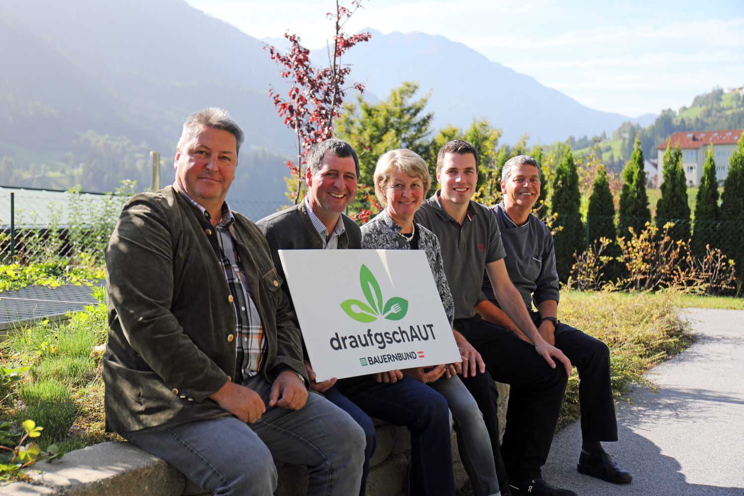 Bezirk Imst: Otmar Juen, Andreas Gstrein und Andrea Lechleitner vom Tiroler Bauernbund loben das Engagement von Heimleiter Lukas Scheiber und Chefkoch Markus Mair in Sachen Regionalität.