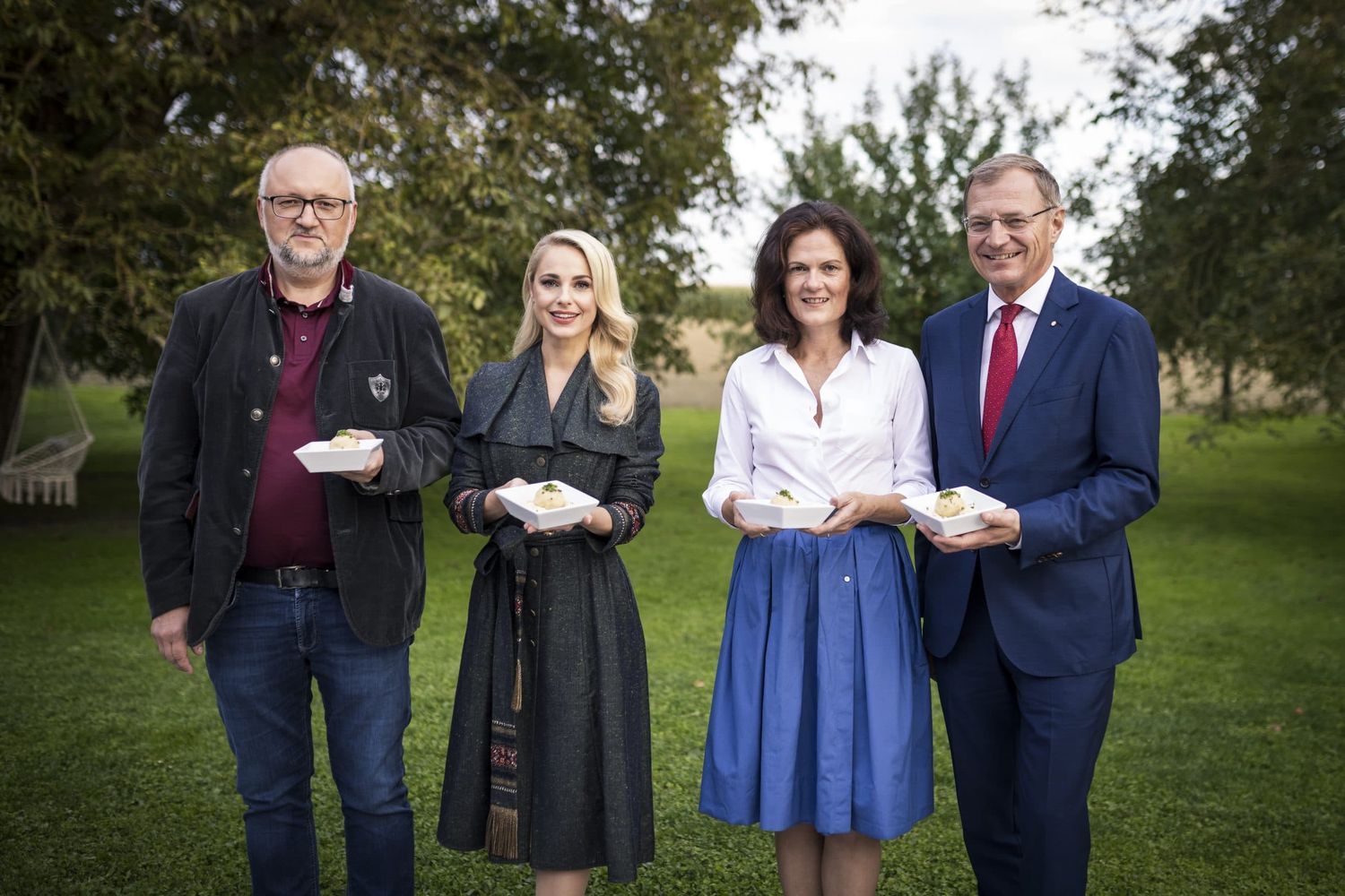 V.l.: Werner Dilly, und Knödel-Patin Silvia Schneider präsentierten gemeinsam mit Bettina und Thomas Stelzer den Oberösterreich Knödel – ein Botschafter purer Regionalität.