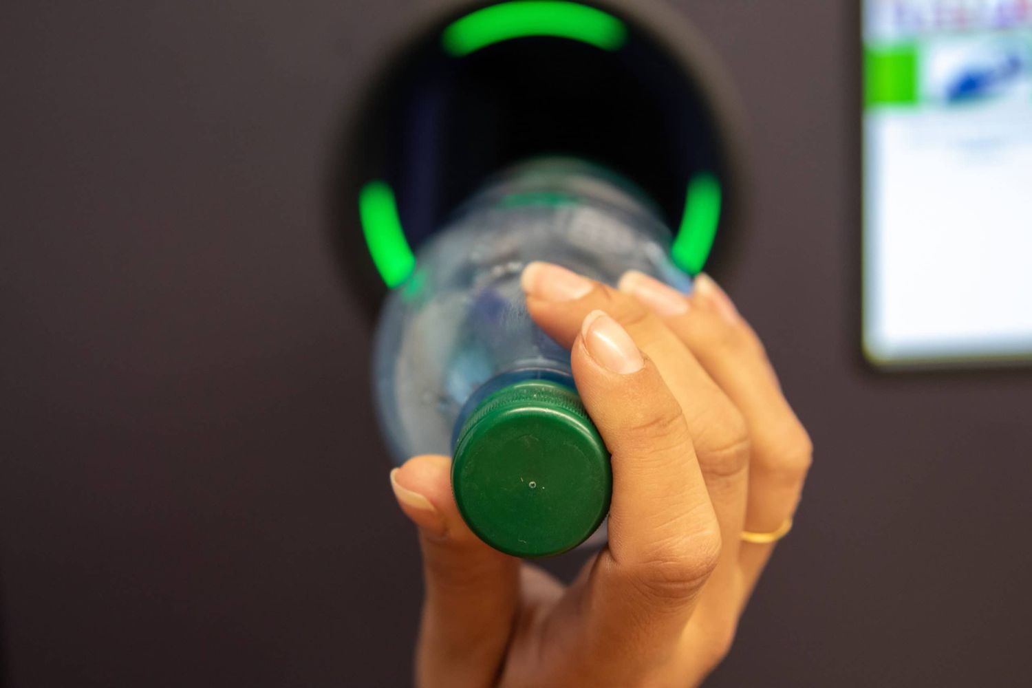 In Deutschland werden seit Jänner 2019 pro Plastikfalsche 25 Cent einbehalten. Die Pfandautomaten zur Rückgabe der Einwegflaschen sind mittlerweile Usus.