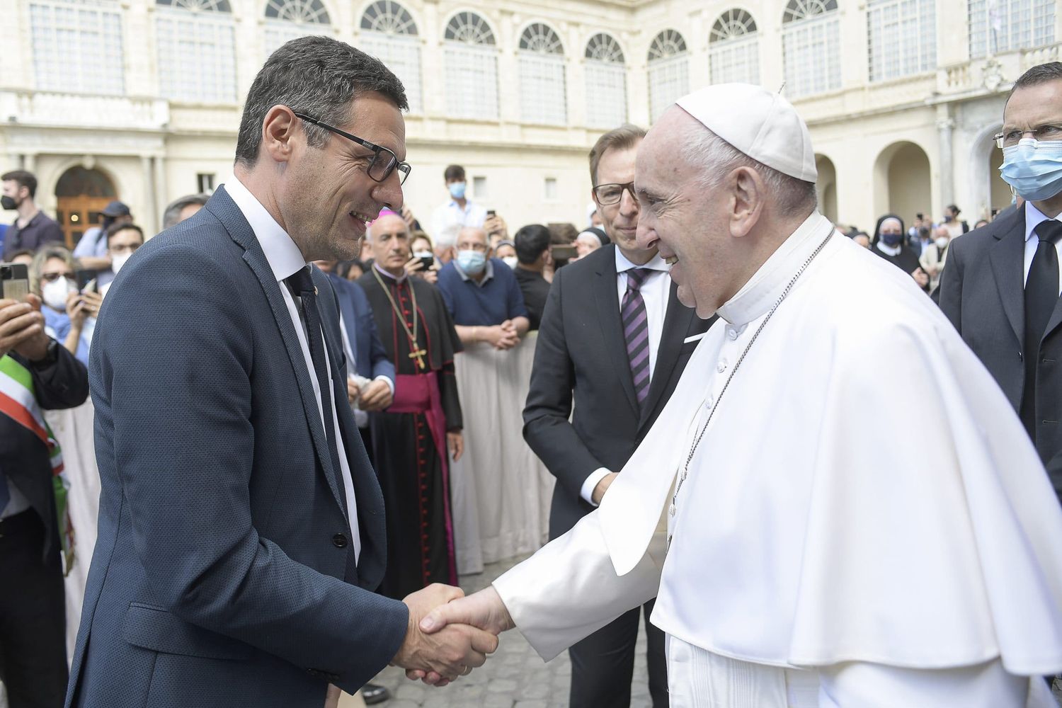 Audienz im Damasushof im Vatikan: Bundesratsvizepräsident Dr. Peter Raggl im Austausch mit Papst Franziskus.
