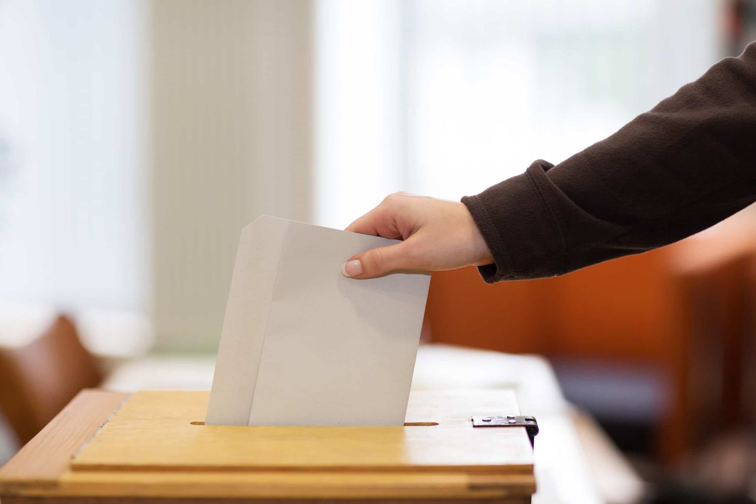 Stimmzettel In Wahlurne